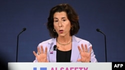 资料照:美国商务部长吉娜·雷蒙多2023年11月1日在英国的布莱切利公园举行的英国人工智能安全峰会上发表讲话。