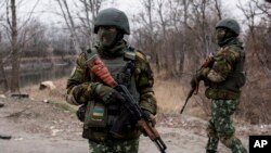 Binh sĩ Ukraine gác gần một cây cầu trên sông Siverskiy Donets