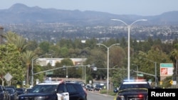 拉古纳伍兹市日内瓦长老会教堂发生枪击事件后,警方抵达现场。