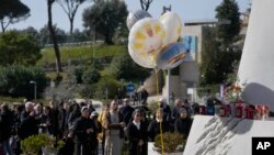 在梵蒂冈,天主教信徒们在为教宗方济各的健康祈祷。