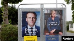 法国总统候选人马克龙(左)和勒庞的竞选海报