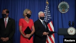 美国副总统迈克·彭斯(右)与美国卫生与公共服务部长亚历克斯·阿扎尔(左)和教育部长贝茜·德沃斯(中)举行简报会。(2020年7月8日)