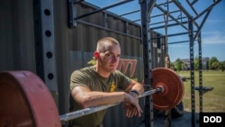 美国海军陆战队的一名健身教练(美国海军陆战队照片)