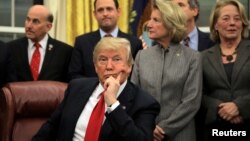 美国总统特朗普在白宫出席一个签字仪式(2018年1月10日)