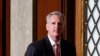 Anggota DPR dari Partai Republik Kevin McCarthy berjalan kembali menuju ke ruangan pemilihan ketua DPR AS di Gedung Capitol, Washington, pada 5 Januari 2023. (Foto: Reuters/Jonathan Ernst)