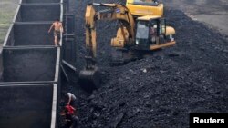 资料照片:中国辽宁省沈阳市一座火力发电厂的工人正在卸煤(2011年7月30日)