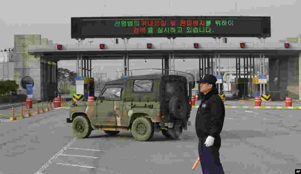 一辆韩国军车2013年４月８日经过板门店村边界附近通往朝鲜开城地区的海关，移民和检疫局的关口。