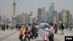 上海外滩上的游人和浦东的高楼(美国之音张楠拍摄)