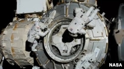 美国宇航员本肯与卡西迪2020年7月21日在国际空间站外空间行走,进行安装工作。(NASA图片)