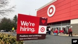 美国连锁超市商场Target在招募员工。(2021年11月39日)