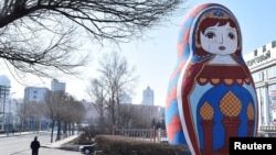 在中国黑龙江省与俄罗斯交界的边境城市绥芬河一座俄罗斯巨型套娃塑像树立在街头。(2020年4月12日)