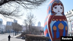 位于中国黑龙江省与俄罗斯的边境地区的绥芬河一个俄罗斯巨型套娃塑像树立在街头。(2020年4月12日)