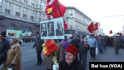 俄共与中共关系虽好,但俄共仍然大谈中国威胁。2012年11月7日,俄共在莫斯科举行十月革命游行纪念活动。(美国之音白桦摄)