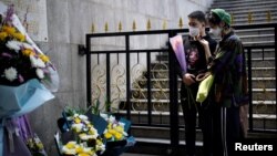 中国湖北武汉居民在清明节祭奠已故的亲人。（2020年4月4日）