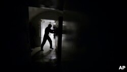 资料照片:在北达科他州迈诺特附近的洲际弹道导弹控制设施,通向地下控制室的两道防爆门的第二道正在被打开。(2014年6月24日)