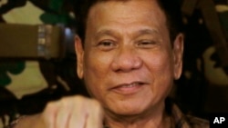 菲律宾总统杜特尔特在访问军营时的握拳姿态(2016年8月25日)