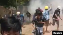 缅甸军政府用实弹镇压内比都的抗议者。(2021年3月20日)