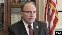 资料照片:美国众议员汤姆·蒂法尼接受美国之音专访,谈美中关系。(2025年2月26日)