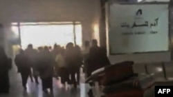 据这张2024年12月26日发布在社交媒体上的用户生成内容(UGC)视频截图显示,在萨那国际机场遭到以色列袭击后,旅客们惊慌失措地涌出机场。