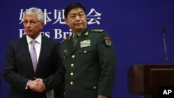 美国国防部长哈格尔与中国国防部长常万全上将在北京联合举行记