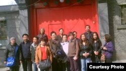 部分民众在胡耀邦逝世24周年纪念日到北京胡家祭拜(来源:博讯)