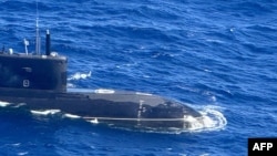 2024年11月28日,菲律宾武装部队侦察机在南中国海菲律宾专属经济区的空中拍摄到的俄罗斯基洛级UFA490潜艇。