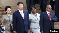 中国主席习近平和夫人2013年3月访问南非,和南非总统祖马和夫人合影。