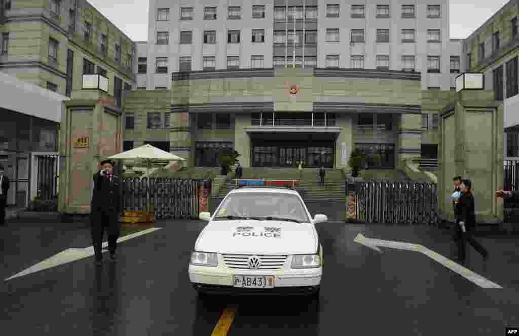 2012年2月22日,上海浦东新区人民法院,一辆警车离开。次日,浦东法院驳回了深圳唯冠公司要求法庭责令苹果公司停止销售“iPad”平板电脑的申请。2012年7月, 苹果公司跟唯冠公司就iPad 商标案达成和解,苹果向唯冠支付6000万美元。两家公司的I Pad 商标权归属官司终于结案。 唯冠1998年推出号称“真正网络个人电脑”的产品iPAD,全称是“互联网个人上网机”(Internet Personal Access Device),其中后面三个字母都是大写,跟苹果公司平板iPad只有P是大写略有不同。而唯冠国际的iPad外观跟苹果公司在1990年代畅销的彩色iMAC电脑十分相似。