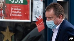 英国首席谈判代表大卫·弗罗斯特抵达布鲁塞尔英国脱欧谈判代表团办公室。事实证明,欧盟在英国水域的捕鱼权是达成英国退欧后贸易协议的障碍。(2020年12月19日)