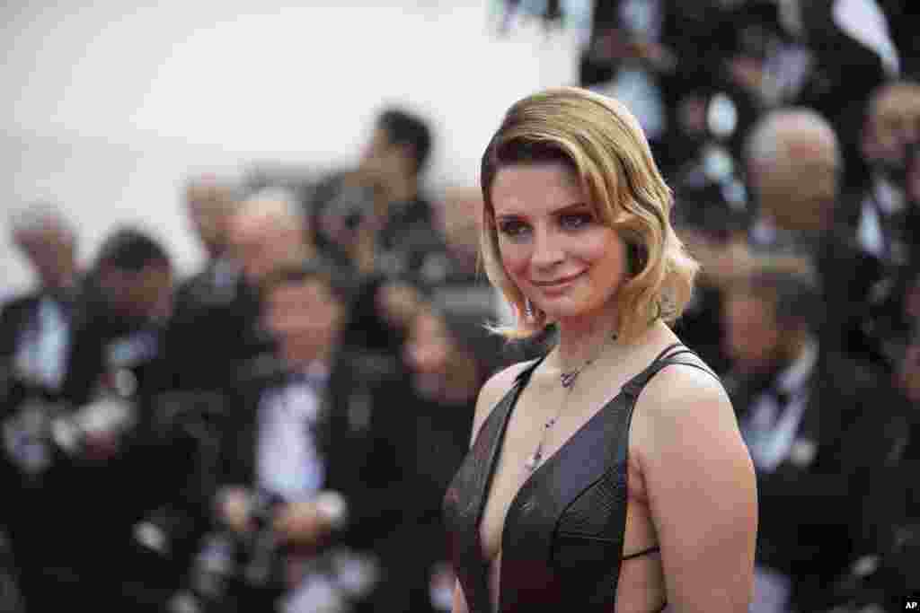 英国裔美国演员米莎·巴顿(Mischa Barton)在戛纳电影节上亮相(2017年5月23日)。 她曾被誉为好莱坞的纯情玉女,却遇人不淑,裸照与裸体影像落入前男友手里,曾经被人喊价兜售。后面有更多有关图片。