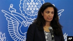 资料照片:时任美国负责民主、人权和劳工事物的代理助理国务卿泽雅在北京介绍美中人权对话的情况(2013年8月2日)
