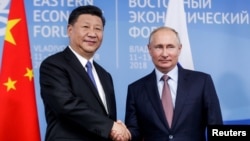 俄罗斯总统普京在符拉迪沃斯托克(又称海参崴)与出席东方经济论坛的中国国家主席习近平举行会晤。(2018年9月11日)