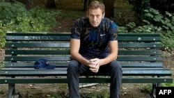 俄罗斯反对派领导人阿列克谢·纳瓦尔尼坐在柏林的一张长椅上。(2020年9月23日)