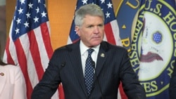 资料照片:共和党联邦众议员麦考尔2021年6月23日在国会山召开的记者会上发言,呼吁就新冠问题问责中共。 (美国之音记者李逸华拍摄)