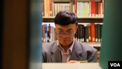 就职于加州州立大学洛杉矶分校图书馆的宋永毅教授对文革研究的突出之处就是搜集大量历史资料,建立了一个三千多万字的电子文革数据库。