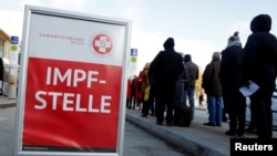 奥地利维也纳居民排队接种新冠病毒疫苗。(2021年11月18日)