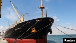 资料照片:在红海遭到胡塞武装攻击的希腊货轮抵达亚丁港。(2024年2月21日)