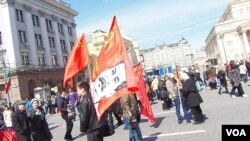 俄罗斯共产党人2013年五一节在莫斯科市中心集会游行。(美国之音白桦拍摄)