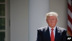 川普总统站在演讲台边