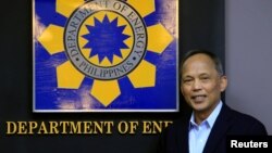 资料照:菲律宾能源部长阿方索·库西在马尼拉能源部前