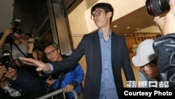 青年新政梁颂恒周四上午抵达高等法院聆讯(苹果日报图片)