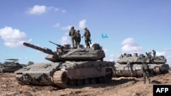 资料照片:以色列军人和坦克在加沙南部拉法城的东部集结。(2024年5月10日)