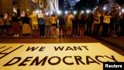 2019年8月23日香港示威者在中环手拉手筑成人链呼吁民主,要求港府进行改革。