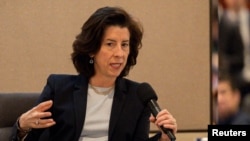 美国商务部长雷蒙多(Gina Raimondo)在访问菲律宾期间在马尼拉的美菲商业协会讲话。(2024年3月12日)