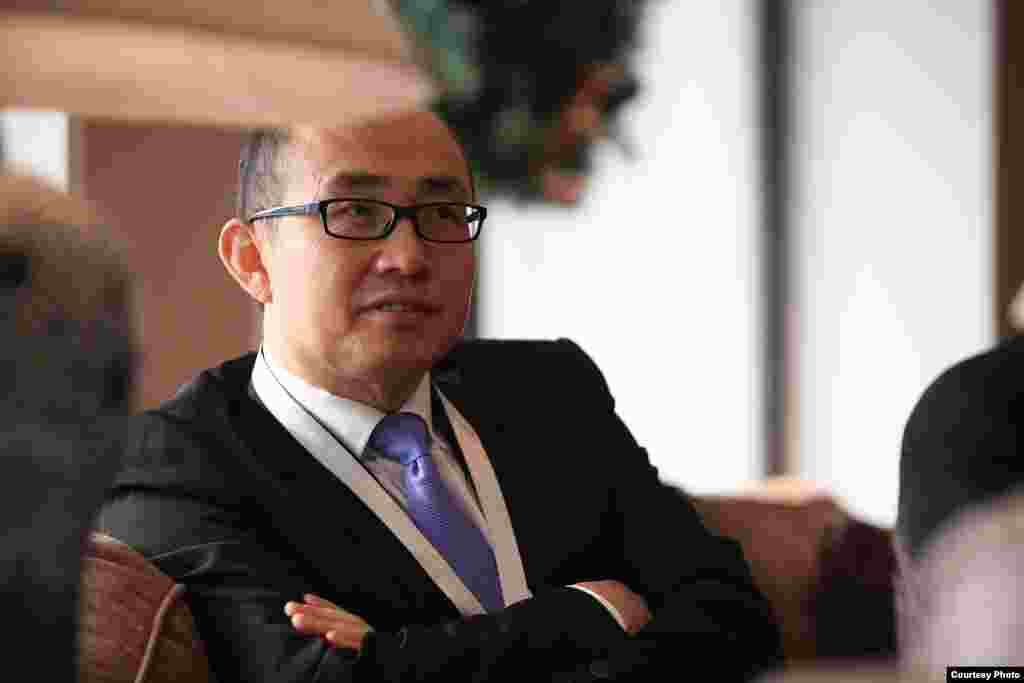 2012年12月，Soho中国公司董事长潘石屹参加美国&ldquo;驻华大使投资论坛&rdquo;。潘石屹曾在微博上坚持转发美国大使馆的PM2.5检测数据（美国驻华使馆照片）。2017年5月，潘石屹开了推特账户。有一篇推文说：&ldquo;我心里坦坦荡荡的，什么时候都不会有畏惧。畏惧的正是那些利用国家机器，践踏正义，到处害人的人。&rdquo;