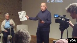 去年秋季在莫斯科古拉格博物馆所举行的一次讨论会上,一名斯大林政治迫害受害者的后人发言回忆过去 (美国之音白桦)