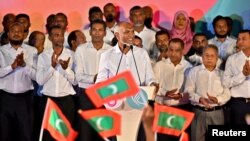 2024年4月22日,马尔代夫马累,马尔代夫总统穆罕默德-穆伊祖(Mohamed Muizzu)在其领导的人民国民大会党(PNC)赢得议会选举压倒性胜利后向支持者发表讲话。