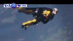 Người bay Jetman sắp bay với động cơ phản lực sau lưng Người bay Jetman sắp bay với động cơ phản lực sau lưng
