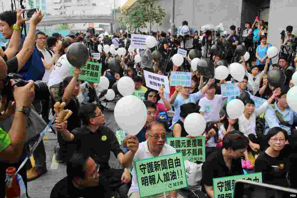 香港记者协会等8个传媒组织在明报工业中心外集会,声援明报员工,要求明报撤回解雇决定,并呼吁各界一同守护守护新闻自由及明报(2016年5月2日,美国之音海彦拍摄)