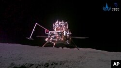 嫦娥六号探测器从月球背面采集土壤样品,于第75届国际宇航大会上亮相。(新华社/美联社发布)